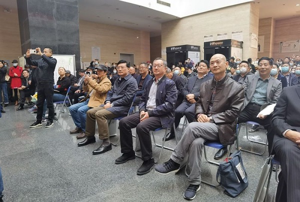 九君，原名孙修辉，曾用名孙修君，中国美术家协会会员，中国国家画院卢禹舜工作室画家，中国水墨画学会副秘书长，江苏省美术家协会会员，宿迁市美协中国画艺委会主任。