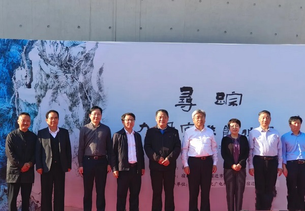 九君，原名孙修辉，曾用名孙修君，中国美术家协会会员，中国国家画院卢禹舜工作室画家，中国水墨画学会副秘书长，江苏省美术家协会会员，宿迁市美协中国画艺委会主任。
