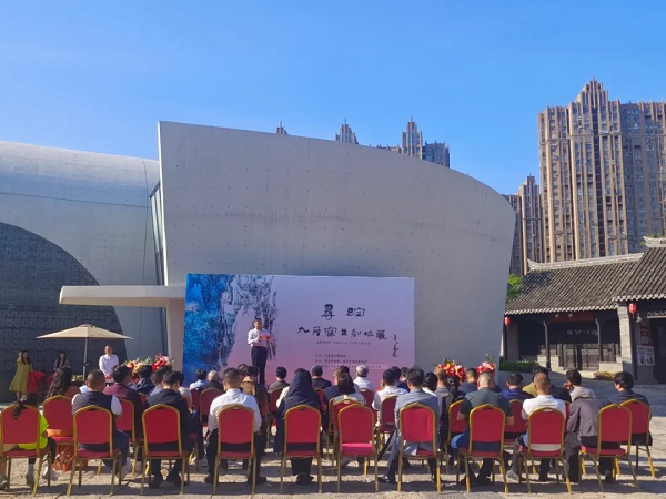 九君，原名孙修辉，曾用名孙修君，中国美术家协会会员，中国国家画院卢禹舜工作室画家，中国水墨画学会副秘书长，江苏省美术家协会会员，宿迁市美协中国画艺委会主任。