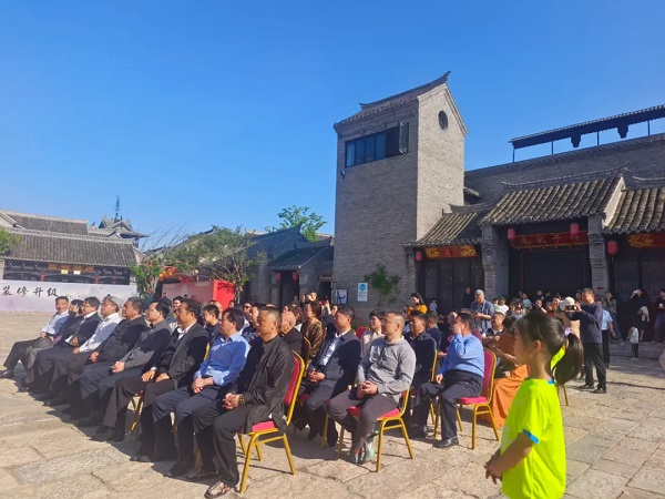 九君，原名孙修辉，曾用名孙修君，中国美术家协会会员，中国国家画院卢禹舜工作室画家，中国水墨画学会副秘书长，江苏省美术家协会会员，宿迁市美协中国画艺委会主任。