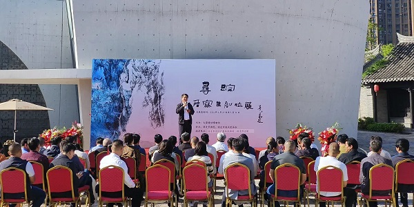 九君，原名孙修辉，曾用名孙修君，中国美术家协会会员，中国国家画院卢禹舜工作室画家，中国水墨画学会副秘书长，江苏省美术家协会会员，宿迁市美协中国画艺委会主任。