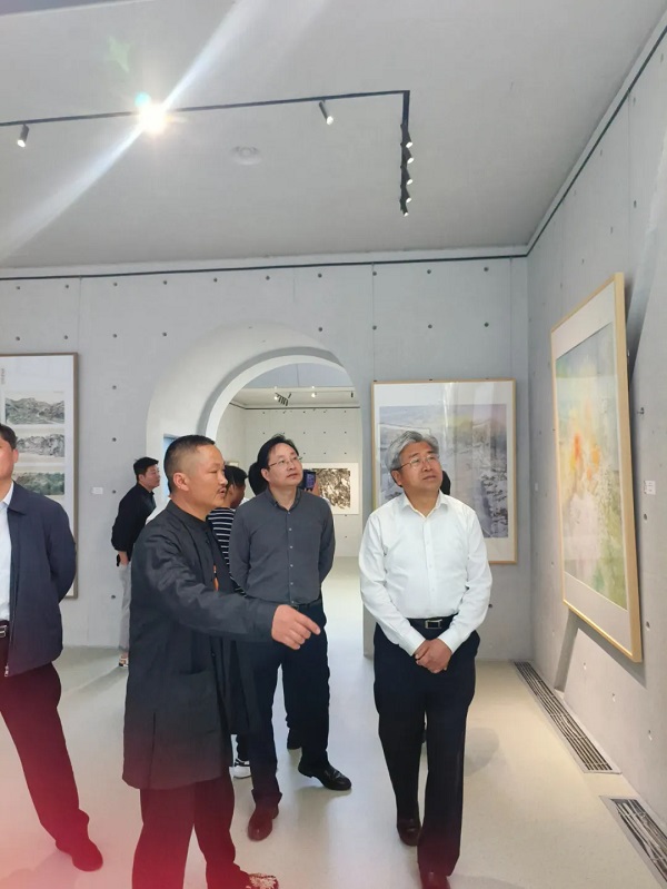 九君，原名孙修辉，曾用名孙修君，中国美术家协会会员，中国国家画院卢禹舜工作室画家，中国水墨画学会副秘书长，江苏省美术家协会会员，宿迁市美协中国画艺委会主任。