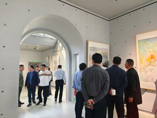 九君，原名孙修辉，曾用名孙修君，中国美术家协会会员，中国国家画院卢禹舜工作室画家，中国水墨画学会副秘书长，江苏省美术家协会会员，宿迁市美协中国画艺委会主任。