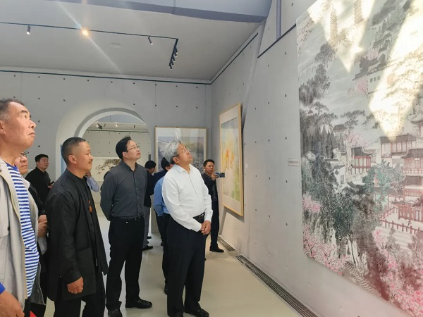 九君，原名孙修辉，曾用名孙修君，中国美术家协会会员，中国国家画院卢禹舜工作室画家，中国水墨画学会副秘书长，江苏省美术家协会会员，宿迁市美协中国画艺委会主任。