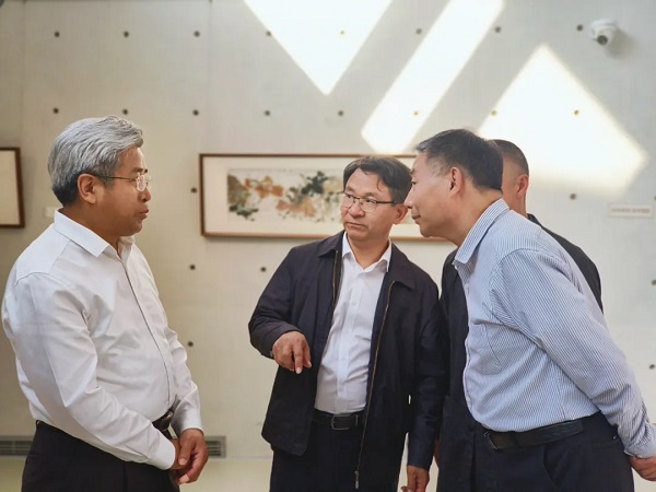 九君，原名孙修辉，曾用名孙修君，中国美术家协会会员，中国国家画院卢禹舜工作室画家，中国水墨画学会副秘书长，江苏省美术家协会会员，宿迁市美协中国画艺委会主任。