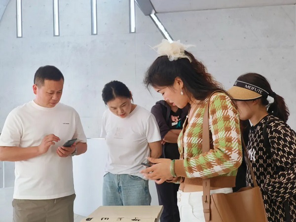 九君，原名孙修辉，曾用名孙修君，中国美术家协会会员，中国国家画院卢禹舜工作室画家，中国水墨画学会副秘书长，江苏省美术家协会会员，宿迁市美协中国画艺委会主任。