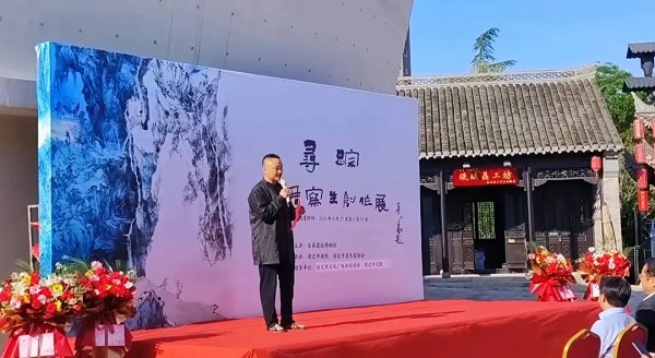 九君，原名孙修辉，曾用名孙修君，中国美术家协会会员，中国国家画院卢禹舜工作室画家，中国水墨画学会副秘书长，江苏省美术家协会会员，宿迁市美协中国画艺委会主任。