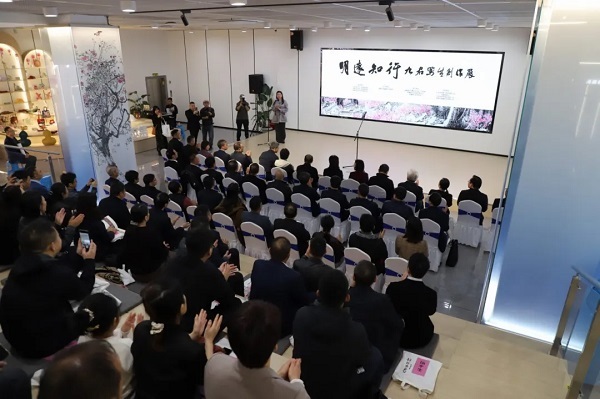 九君，原名孙修辉，曾用名孙修君，中国美术家协会会员，中国国家画院卢禹舜工作室画家，中国水墨画学会副秘书长，江苏省美术家协会会员，宿迁市美协中国画艺委会主任。