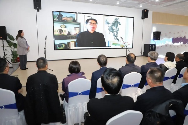 九君，原名孙修辉，曾用名孙修君，中国美术家协会会员，中国国家画院卢禹舜工作室画家，中国水墨画学会副秘书长，江苏省美术家协会会员，宿迁市美协中国画艺委会主任。