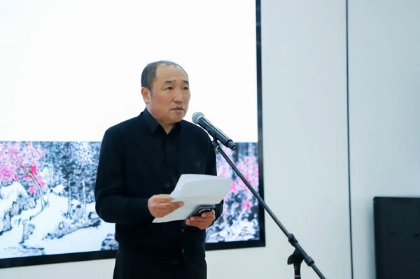 九君，原名孙修辉，曾用名孙修君，中国美术家协会会员，中国国家画院卢禹舜工作室画家，中国水墨画学会副秘书长，江苏省美术家协会会员，宿迁市美协中国画艺委会主任。
