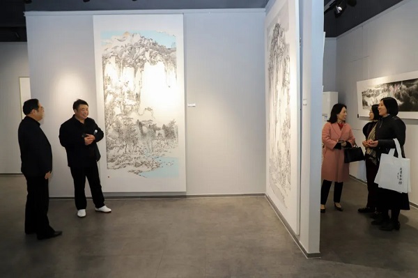 九君，原名孙修辉，曾用名孙修君，中国美术家协会会员，中国国家画院卢禹舜工作室画家，中国水墨画学会副秘书长，江苏省美术家协会会员，宿迁市美协中国画艺委会主任。