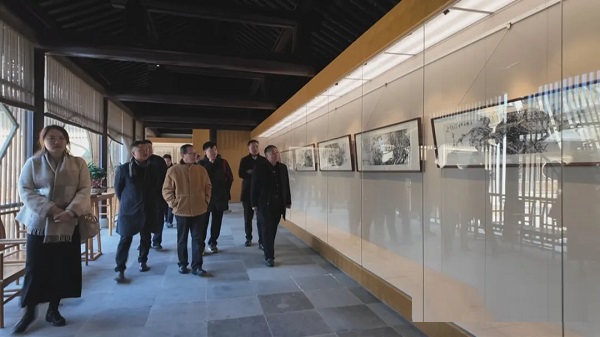 九君，原名孙修辉，曾用名孙修君，中国美术家协会会员，中国国家画院卢禹舜工作室画家，中国水墨画学会副秘书长，江苏省美术家协会会员，宿迁市美协中国画艺委会主任。