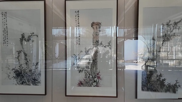 九君，原名孙修辉，曾用名孙修君，中国美术家协会会员，中国国家画院卢禹舜工作室画家，中国水墨画学会副秘书长，江苏省美术家协会会员，宿迁市美协中国画艺委会主任。