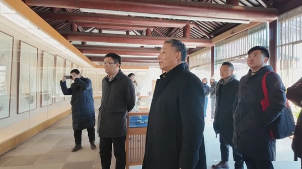 九君，原名孙修辉，曾用名孙修君，中国美术家协会会员，中国国家画院卢禹舜工作室画家，中国水墨画学会副秘书长，江苏省美术家协会会员，宿迁市美协中国画艺委会主任。