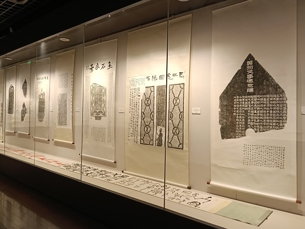 汉风石韵 纸上放歌——金石拓片名家题跋展亮相淮北市博物馆 淮北市博物馆、汉画像石、金石拓片、题跋、张寿碑、金石学、国家一级博物馆、学术价值、地方史志、金石题跋讲座、李政恩、胡均、欧阳修、抱鼓石祠堂、齐康、展览展期、文化传承