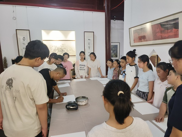 笔墨传薪 美育润心——宿城区九君艺术馆国画公益学习体验课堂侧记  一带一路 丝路文化  国画公益课堂；九君艺术馆；美育实践；传统文化传承；青少年艺术普及
