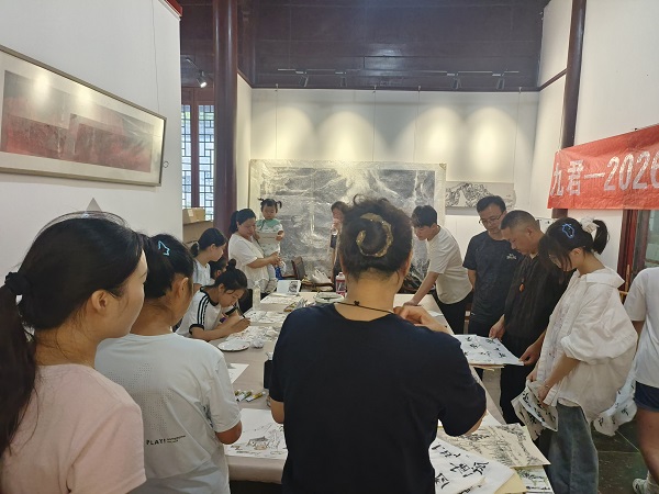 笔墨传薪 美育润心——宿城区九君艺术馆国画公益学习体验课堂侧记  一带一路 丝路文化  国画公益课堂；九君艺术馆；美育实践；传统文化传承；青少年艺术普及